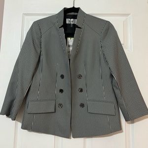 Le Suit Blazer. Size 4